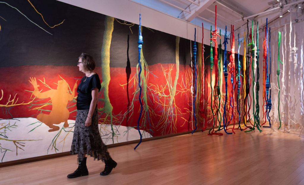 Cette installation, composée d’un dessin monumental de 9 x 36 pieds et de structures en plastique ondulantes, capture l’effervescence vibrante des neurones qui se bousculent dans un ballet d’énergie et de connexions, symbolisant la complexité et la richesse de la pensée humaine. Les formes en plastique, organiques et fluides, semblent vibrer au rythme de cette activité neuronale, créant une sensation de mouvement constant et d’interconnexion infinie.